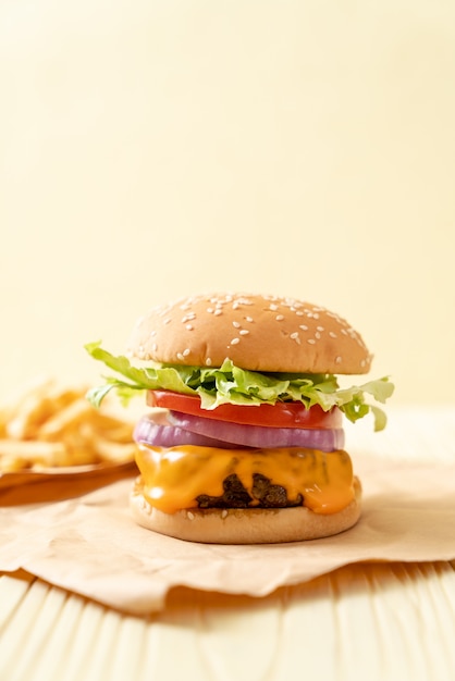 Burger de bœuf frais avec du fromage et des frites