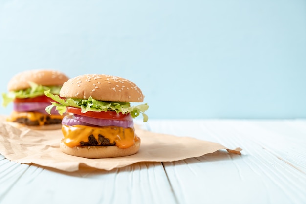 Burger de bœuf frais avec du fromage et des frites