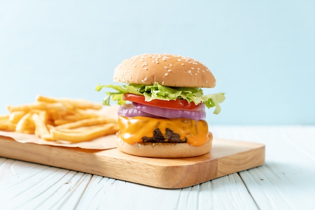 Burger de bœuf frais avec du fromage et des frites