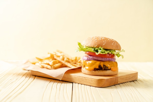 Burger de bœuf frais avec du fromage et des frites