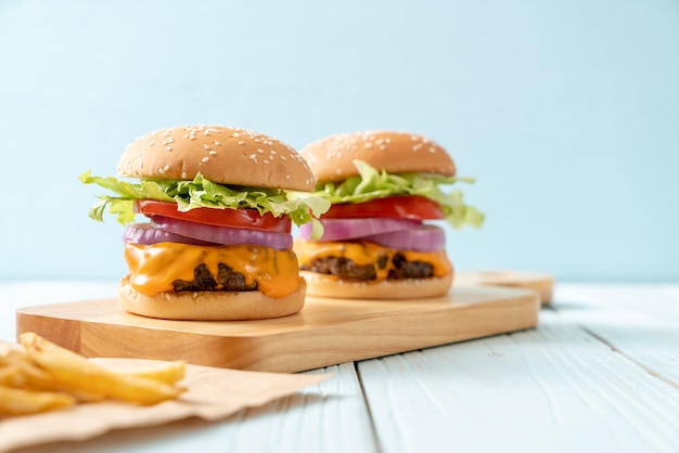 Burger de bœuf frais avec du fromage et des frites