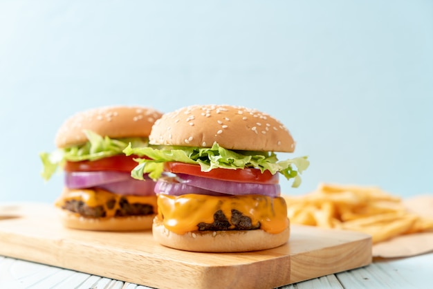 Burger de bœuf frais avec du fromage et des frites