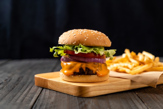 Burger de bœuf frais avec du fromage et des frites