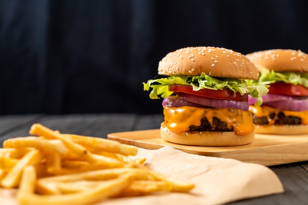 Burger de bœuf frais avec du fromage et des frites