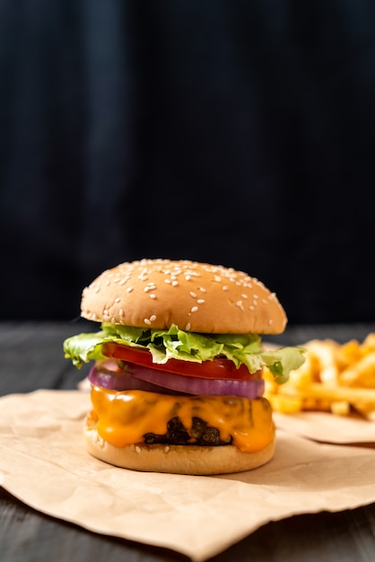 Burger de bœuf frais avec du fromage et des frites