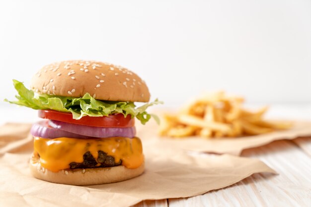 Burger de boeuf frais et savoureux avec du fromage et des frites