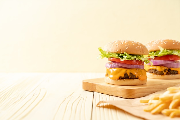 Burger de boeuf frais et savoureux avec du fromage et des frites