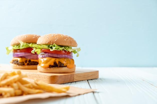 Burger de boeuf frais et savoureux avec du fromage et des frites