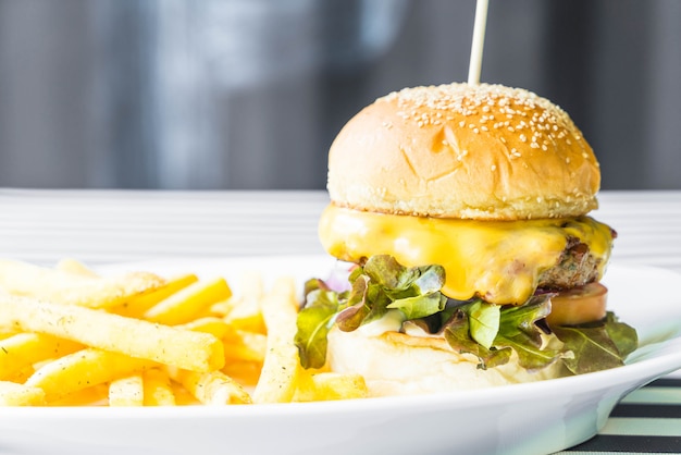 burger de boeuf avec des frites