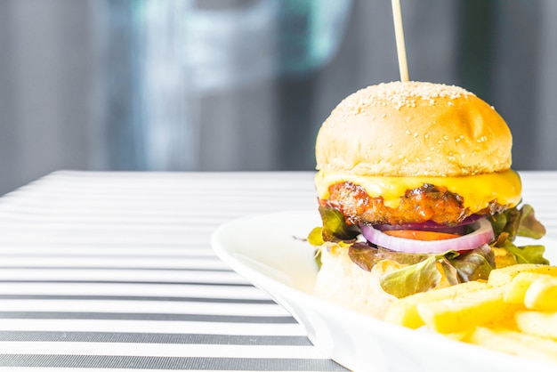 Photo burger de boeuf avec des frites