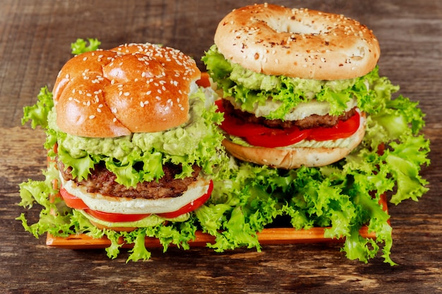 Burger de bœuf guacamole au fromage fondu sur fond en bois