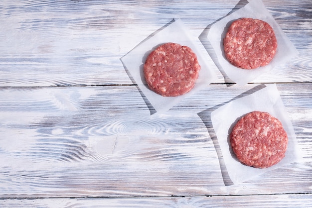 Burger de boeuf à la maison sur la table de la cuisine