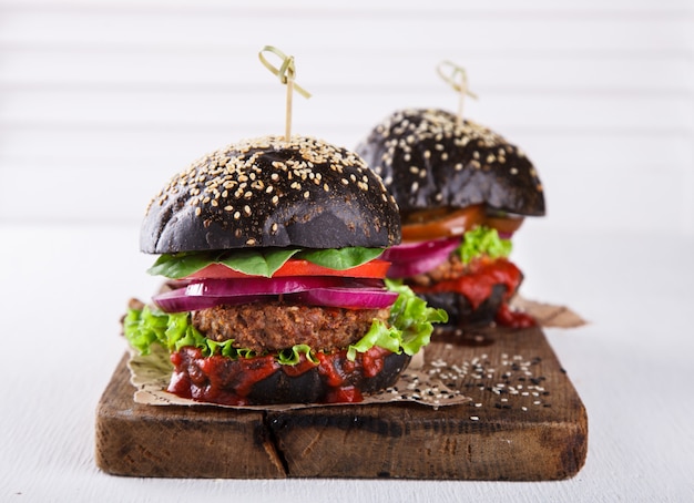 Burger de boeuf avec un petit pain noir