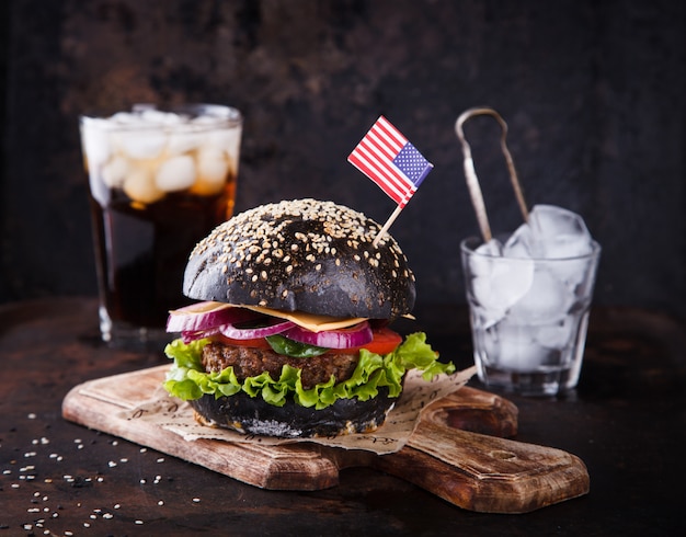 Burger de boeuf avec un petit pain noir