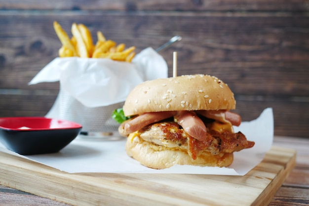 Burger de boeuf saucisse et croustilles sur table