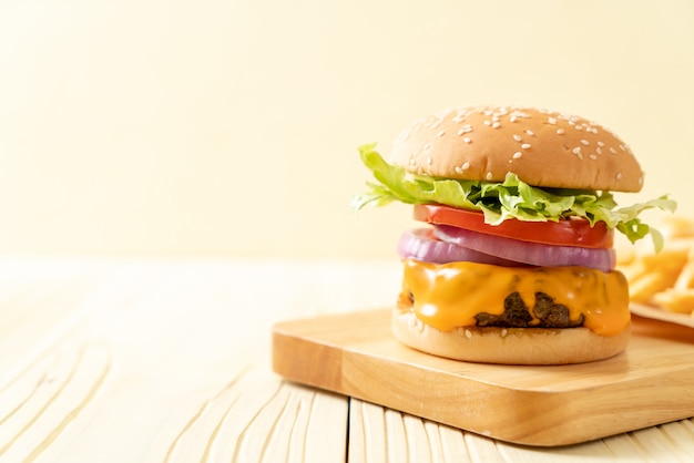 Burger de boeuf savoureux frais avec du fromage et des frites