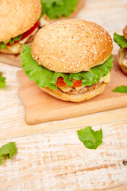 Burger de boeuf sur une table en bois