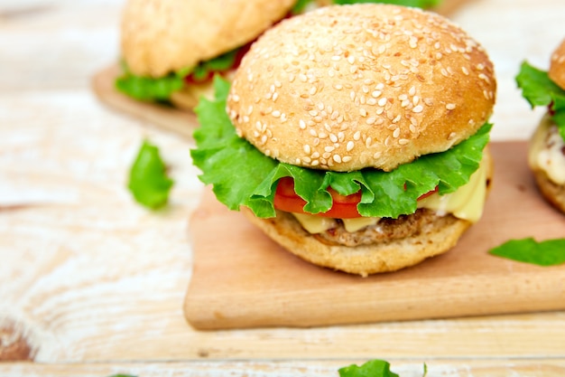 Burger de boeuf sur une table en bois