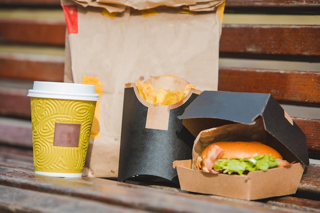 Photo burger en boîte avec pommes de terre frites tasse à café restauration rapide