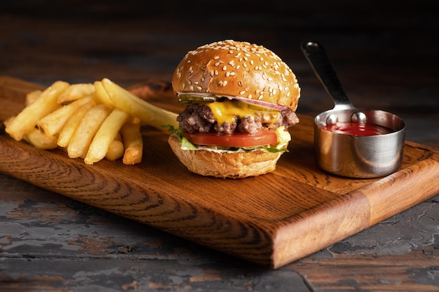 Burger avec burger de viande sur une table en bois burger juteux avec différentes garnitures