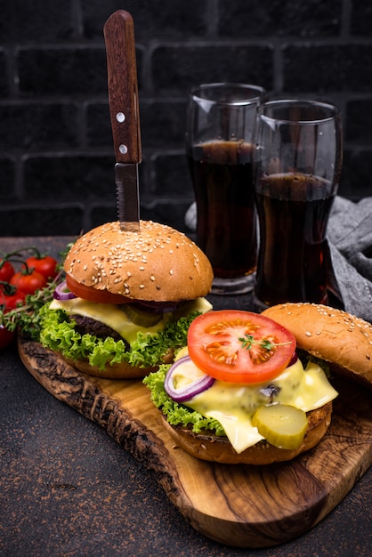 Burger et cheeseburger à la tomate