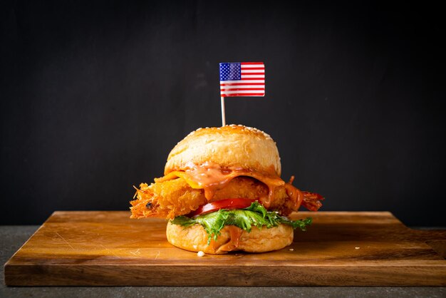 Burger de crevettes frites sur plateau en bois