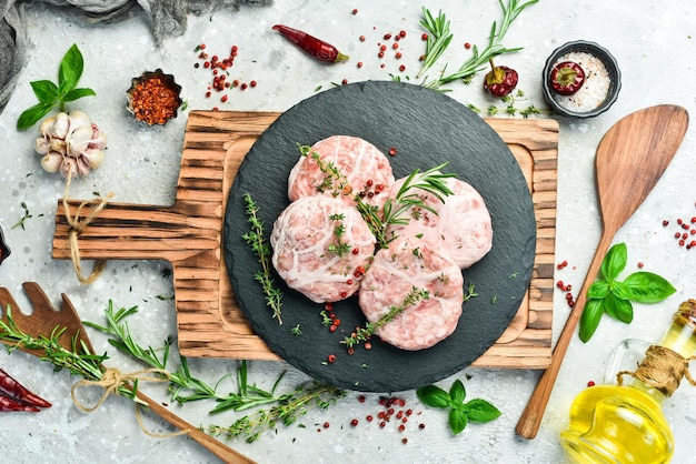 Burger cru galette CaulFat escalope de boulettes de viande à la main sur un fond de pierre grise Vue de dessus