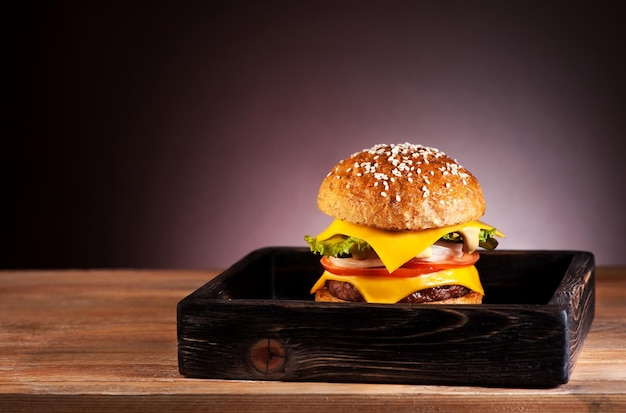 Burger dans une boîte en bois