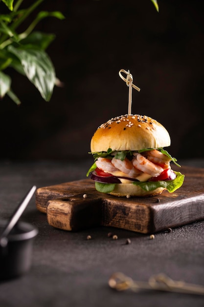 Burger délicieux aux crevettes sur une planche de bois