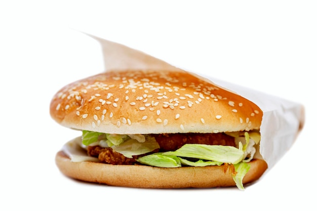Burger délicieux et juteux dans une boîte Fast food délicieux en gros plan isolé sur un fond blanc