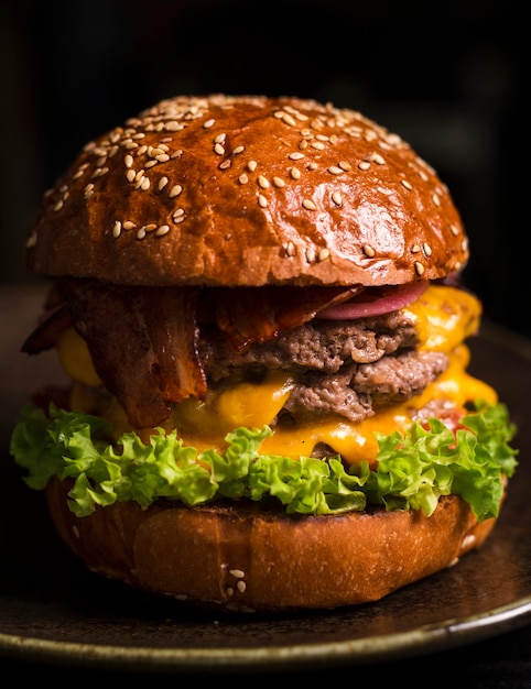 Burger double boeuf délicieux avec du fromage