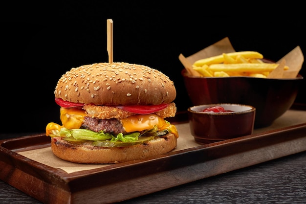 Burger avec une double galette de fromage et tomates