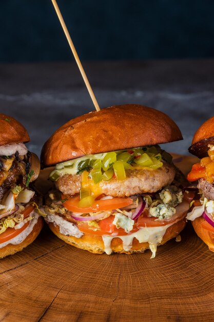 Burger avec escalope de poulet Roquefort légumes et morceaux de raisins