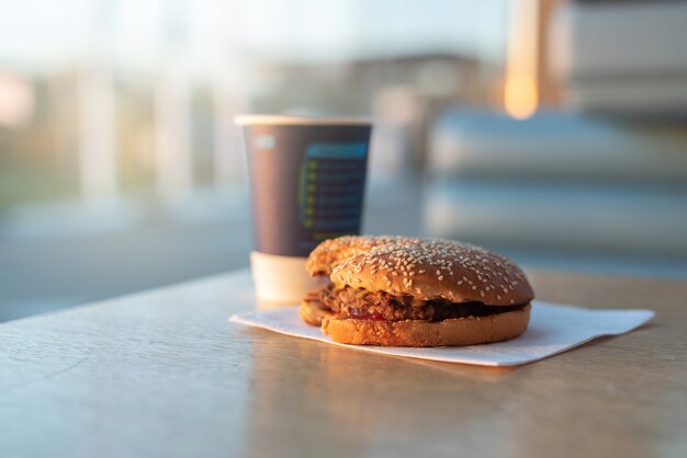 Burger est sur la table Snack dans une station-service