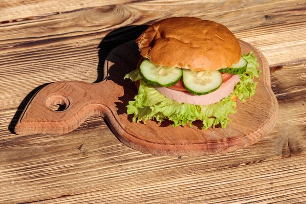 Burger fait maison délicieux frais sur la table en bois