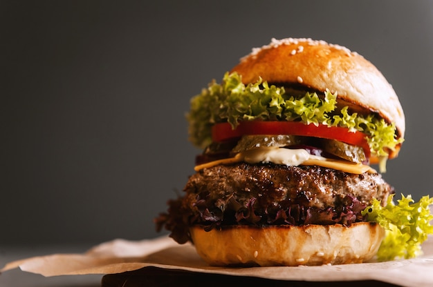 Burger fait maison délicieux sur une table en bois