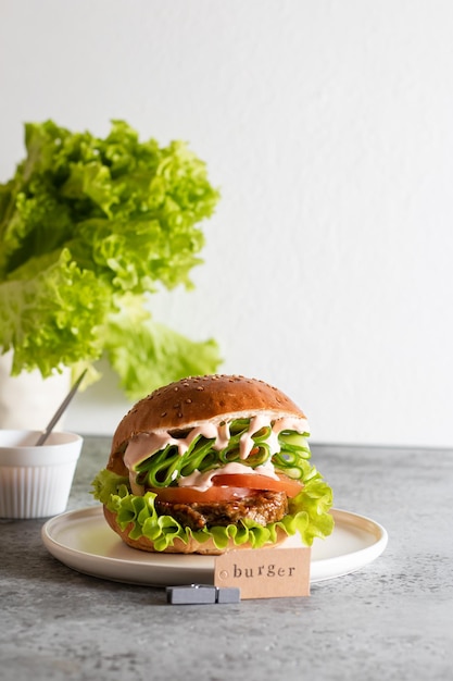 Burger fait maison avec légumes et gros plan de galette de boeuf