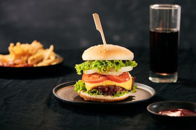 Burger fait maison savoureux frais sur une plaque noire