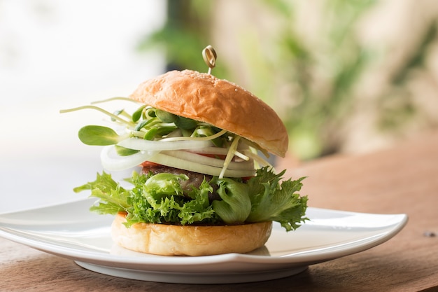 Burger fait maison sur la table en bois