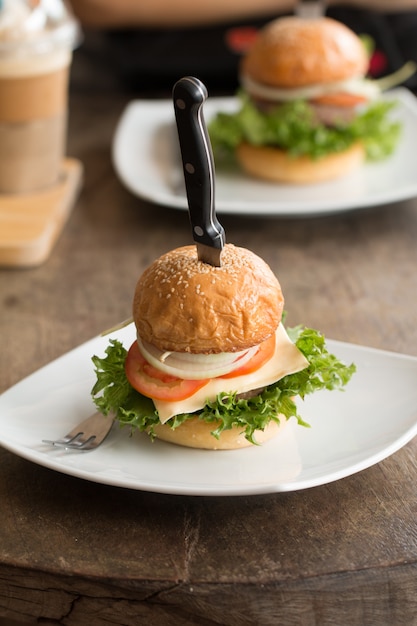 Burger fait maison sur la table en bois