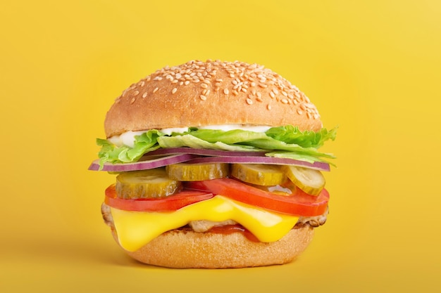 Burger sur un fond clair jaune