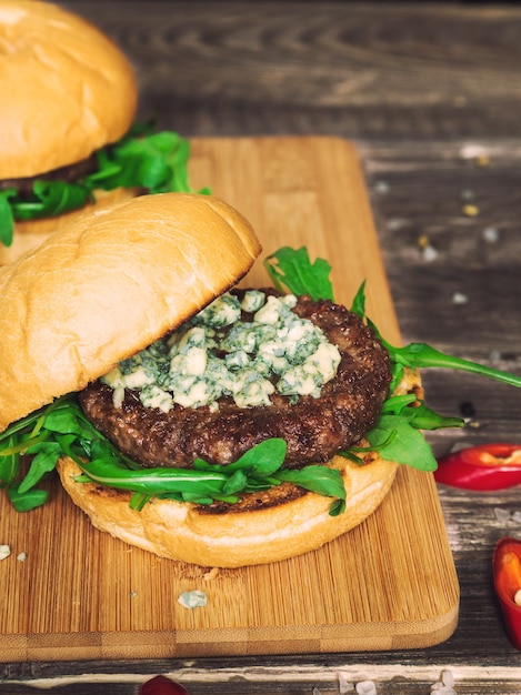 Burger Frais Au Fromage Bleu Et Roquette Sur Fond De Bois Rustique