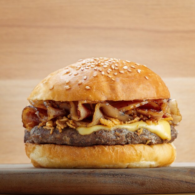 Burger frais avec du fromage sur la table en bois