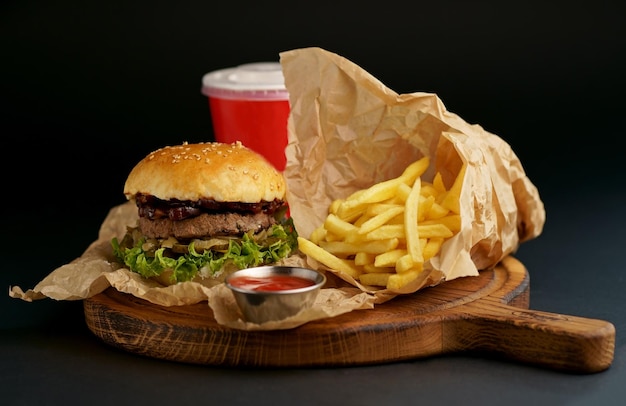 Burger frais et frites sur table en bois