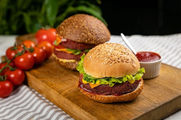 Burger frais avec viande et légumes végétaliens, saupoudré de graines de sésame