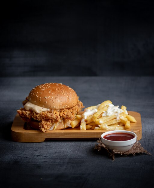 Burger frit et frites à la sauce tomate