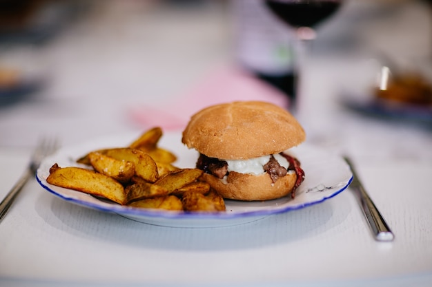 Burger et frites dans une assiette