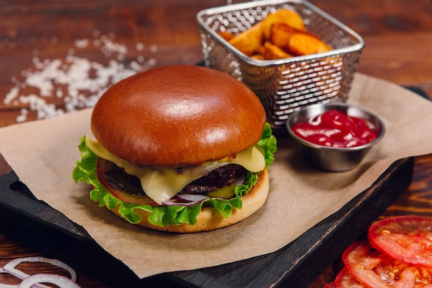 Burger avec frites et ketchup sur une table dans un restaurant