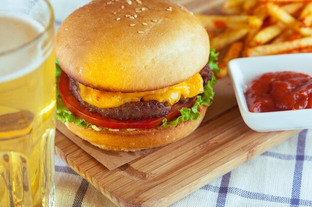 Burger et frites sur une table en bois