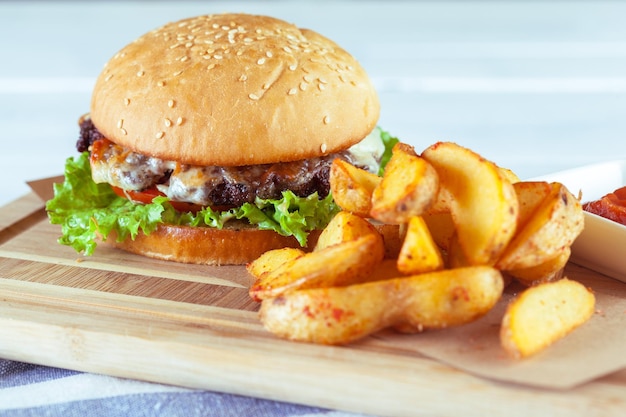 Burger et frites sur une table en bois